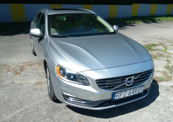 Volvo V60 cena 68000 przebieg: 131000, rok produkcji 2016 z Przeworsk małe 379